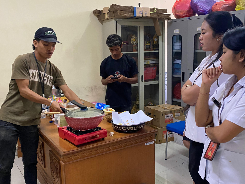 Promosi Alat Masak Jadi Warna Baru di Kegiatan Desa dan Arisan PKK Desa Dalung